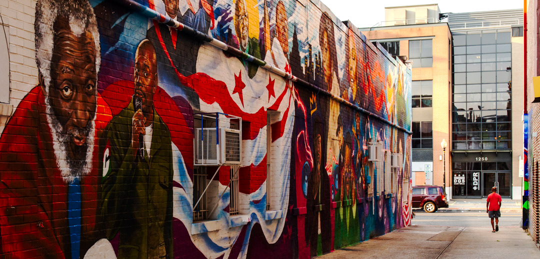 DC-U-Street-mural-man-walking-in-alley-9933